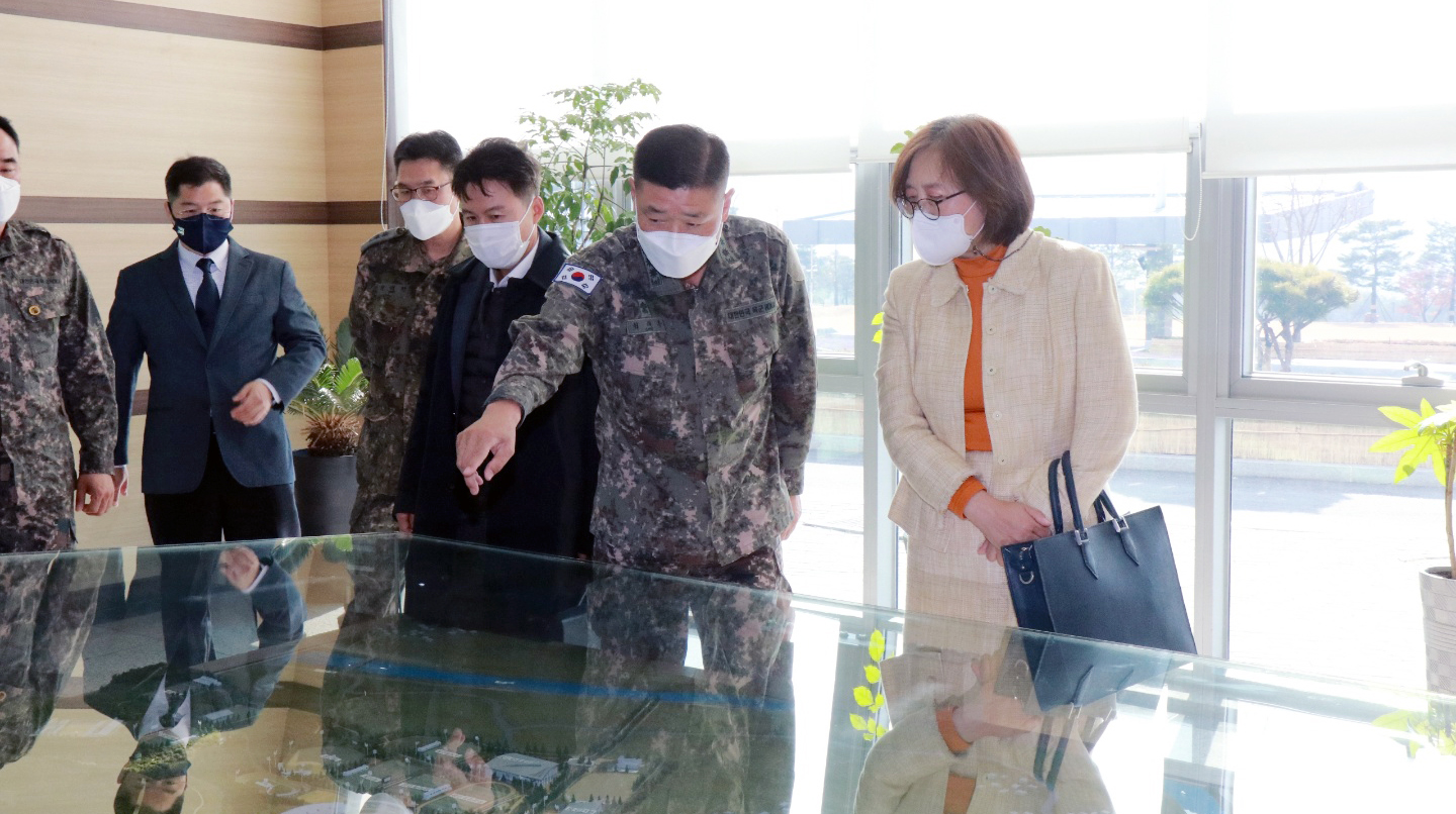 국군체육부대 방문하여 설명을 듣고 있는 한국스포츠정책과학원장 사진